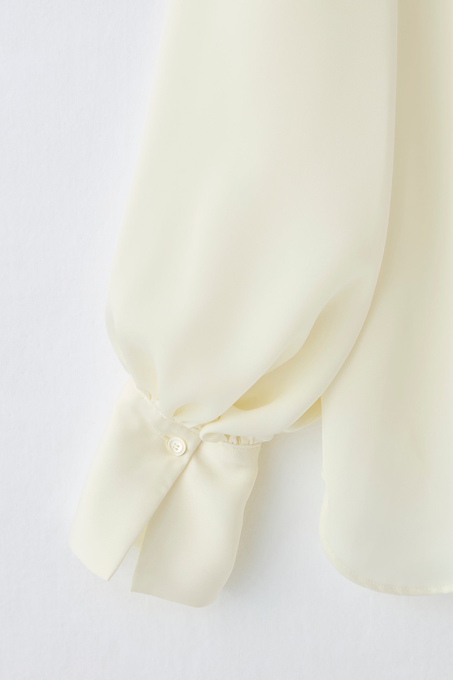 Audire bowtie volume Satin blouse（White）