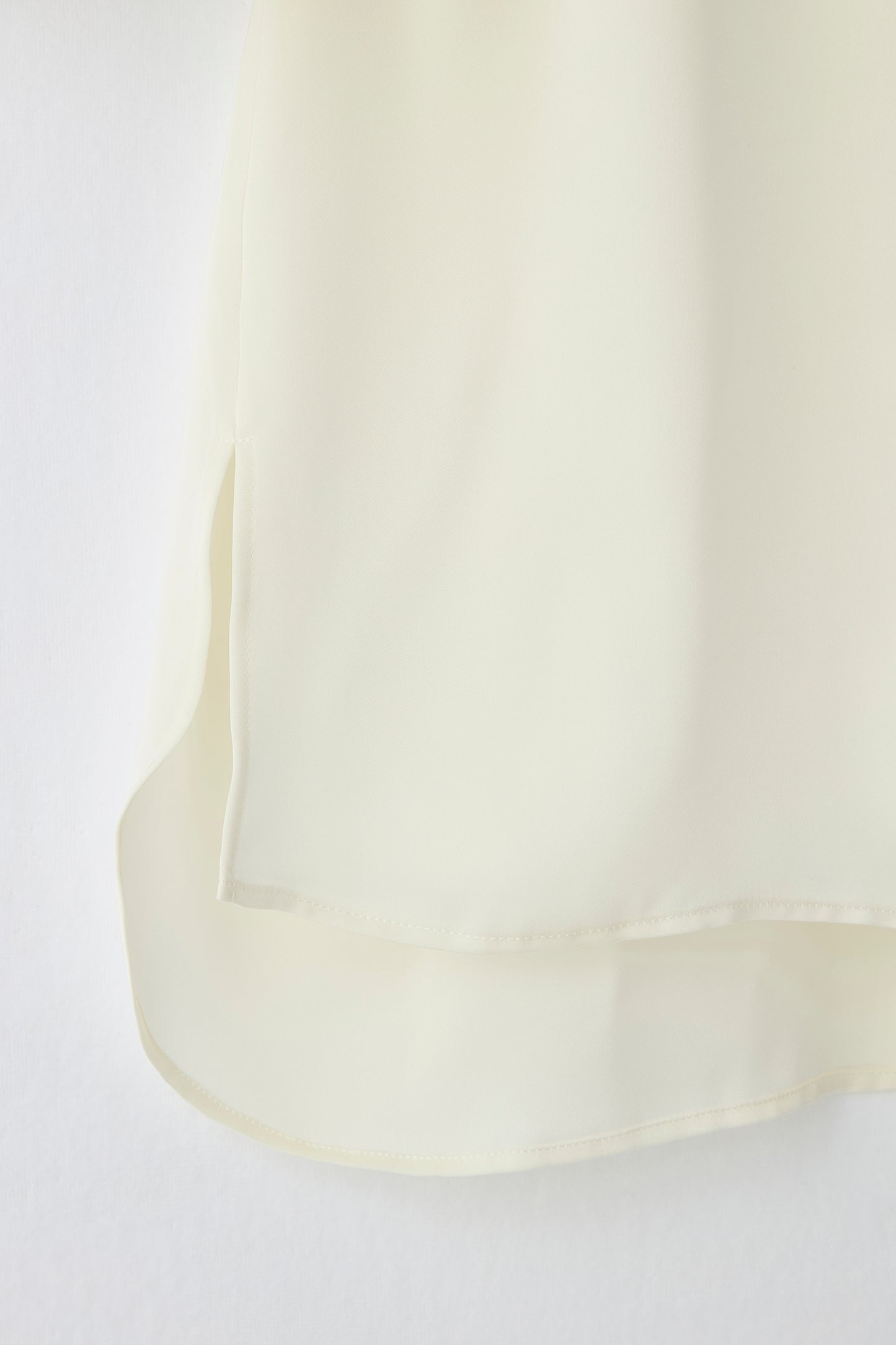 Audire bowtie volume Satin blouse（White）
