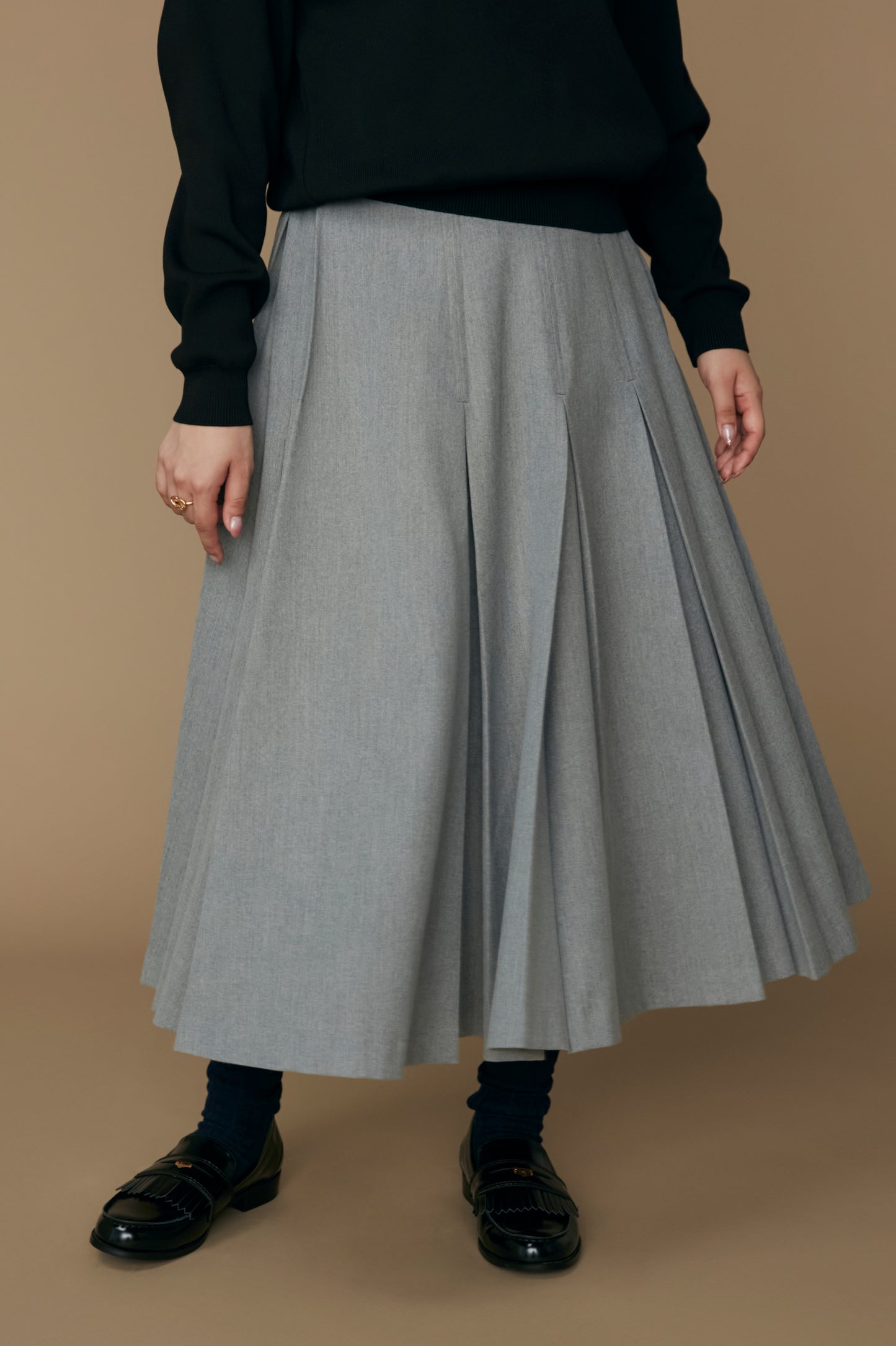 Gentle pleated skirt (Light gray)